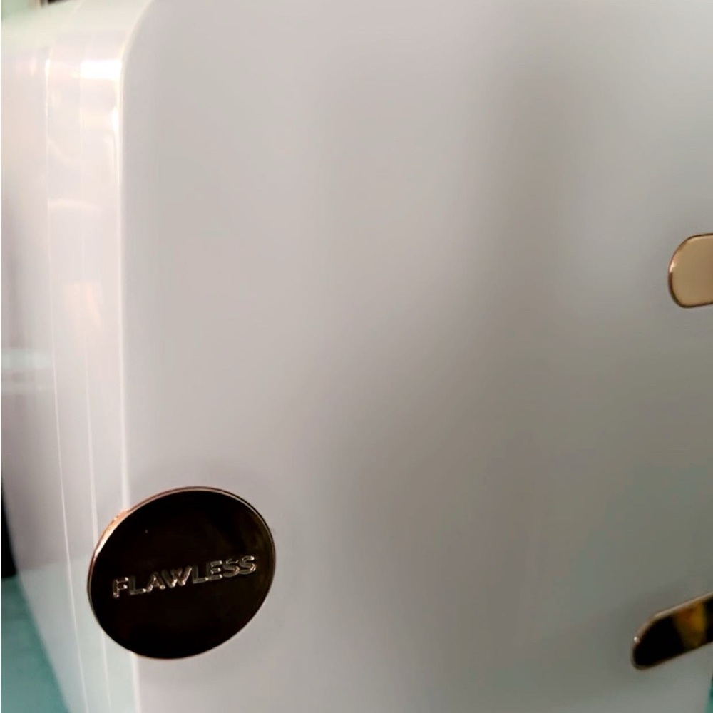 LAWLESS White and Gold Bath Accessory Set